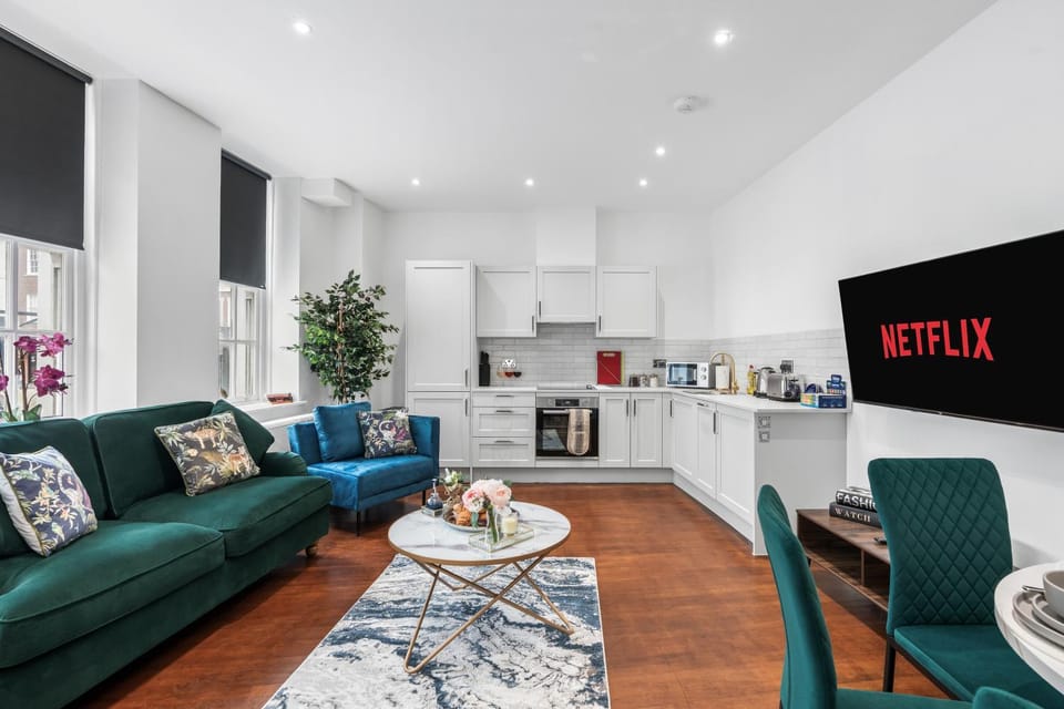 TV and multimedia, Coffee/tea facilities, Kitchen or kitchenette, Living room, Seating area, Dining area, stove