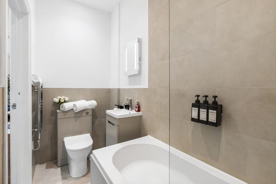 Shower, Toilet, Bathroom, Bath, towels