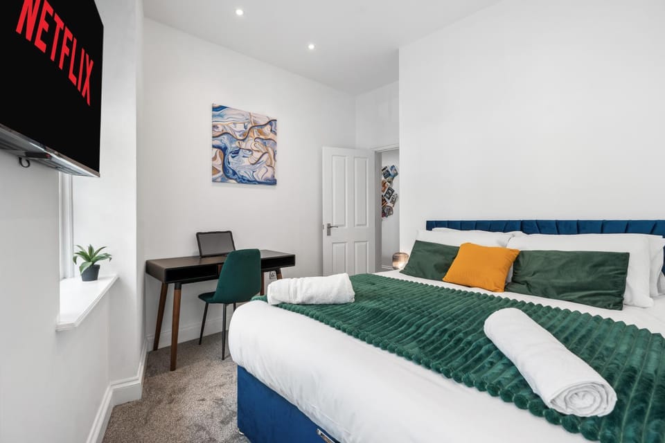 Bed, TV and multimedia, Photo of the whole room, Bedroom, towels