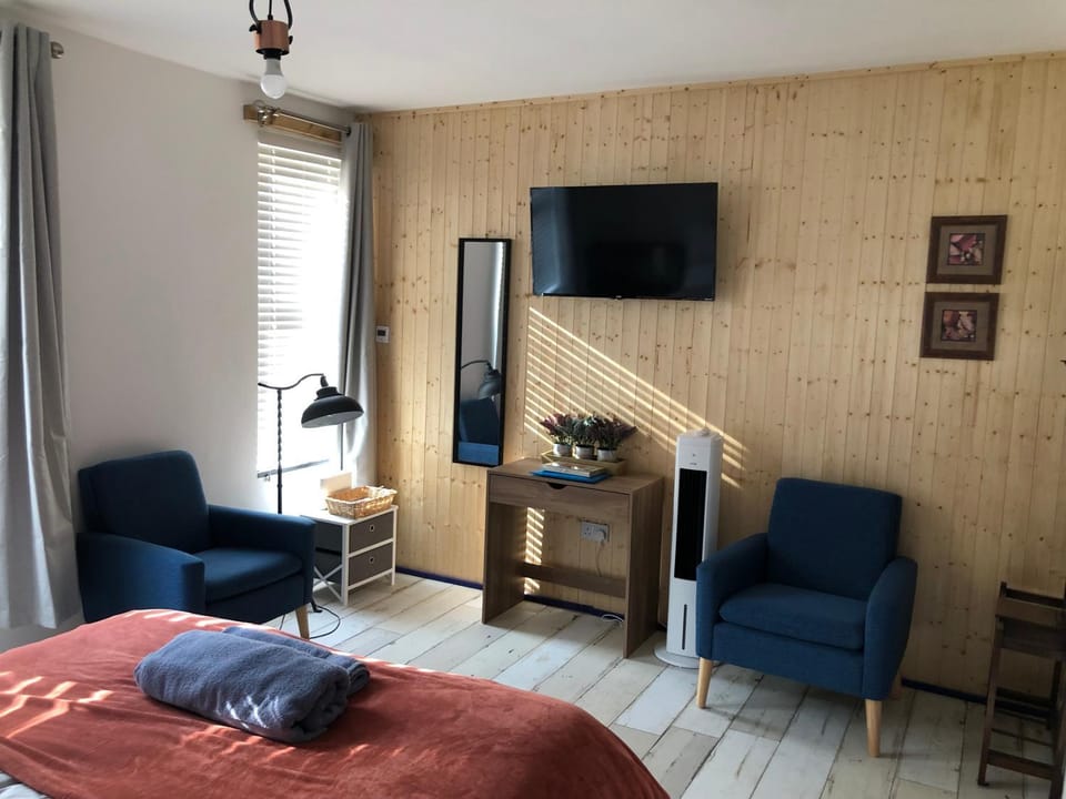 Bed, TV and multimedia, Bedroom