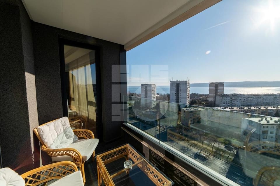 Bohemian 1BR Parking & SeaView Apartment in Varna