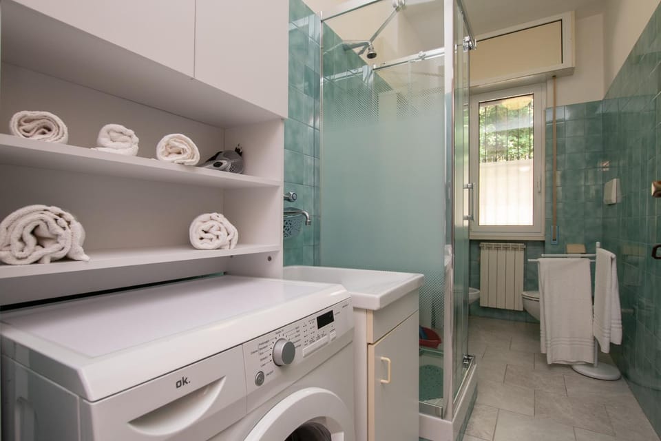 Bathroom, towels, washing machine