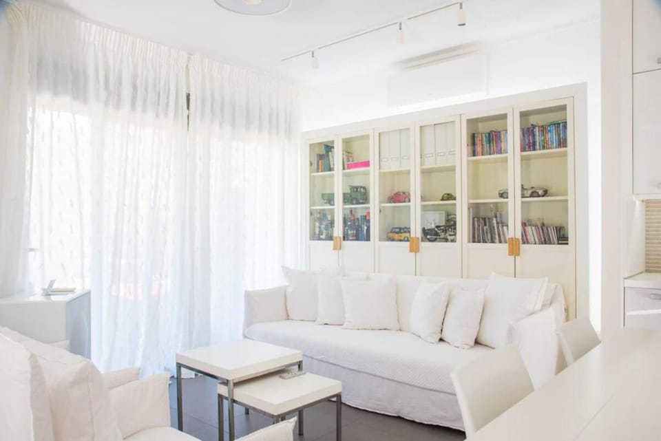 Bed, Living room, Photo of the whole room, Seating area