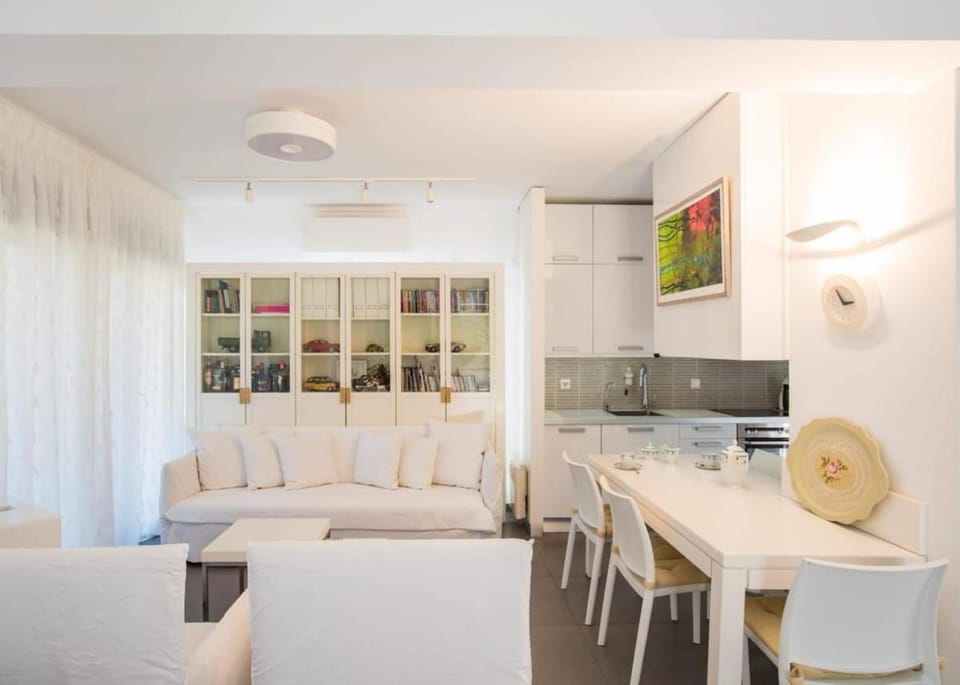 TV and multimedia, Kitchen or kitchenette, Living room, Seating area, Dining area