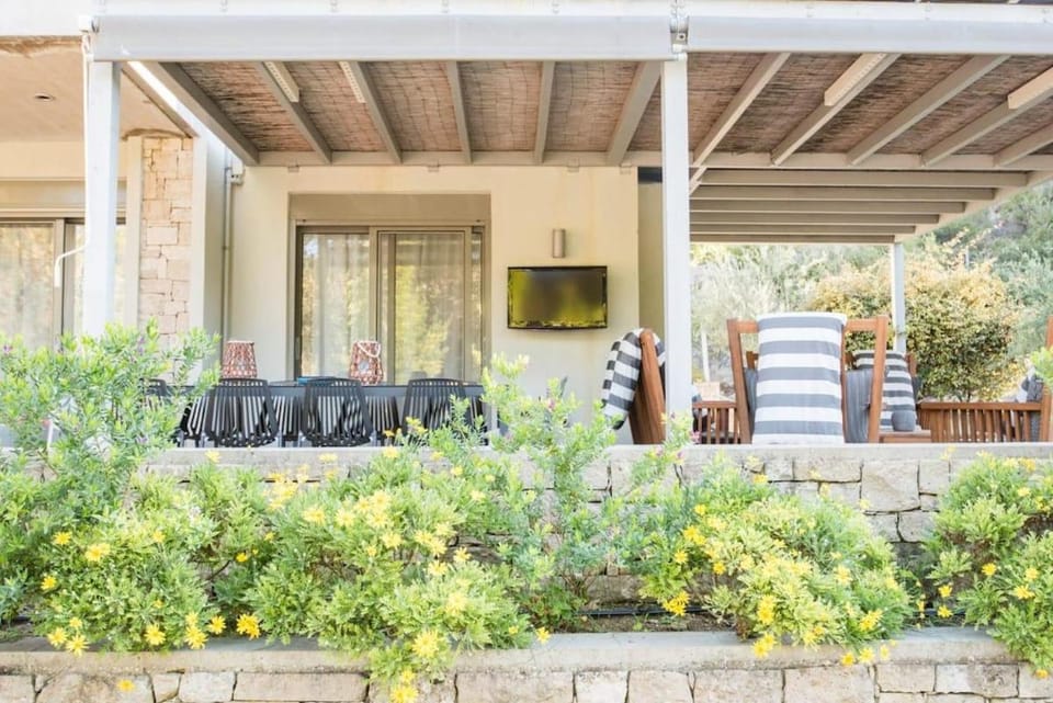 Property building, Patio, Spring, Day, Garden, View (from property/room), Balcony/Terrace, Garden view