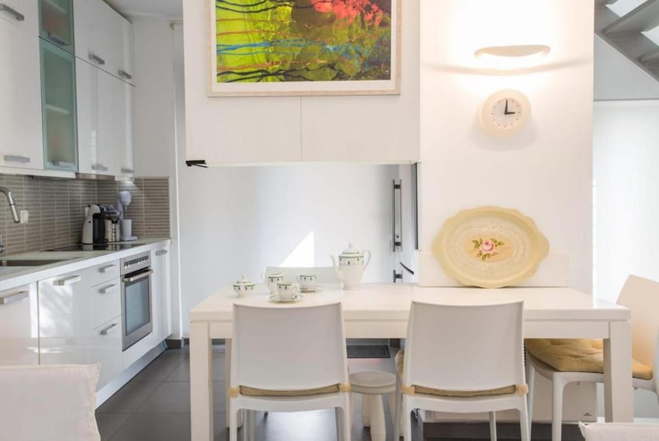 Kitchen or kitchenette, Dining area, oven