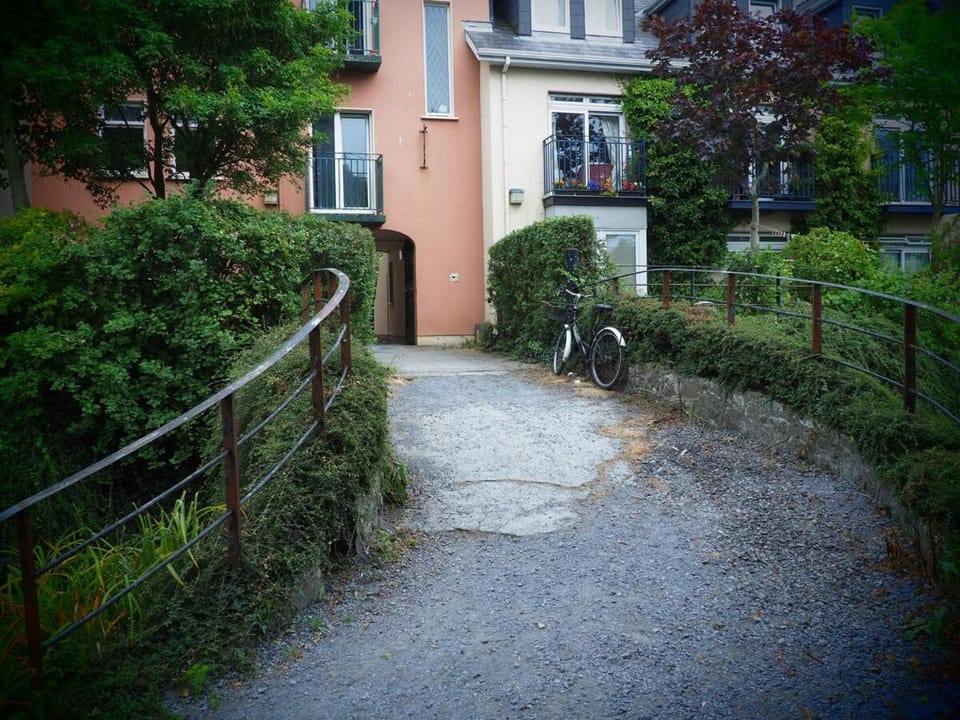 Charming Canal-View Stay in Galways Cultural heart Apartment in Galway