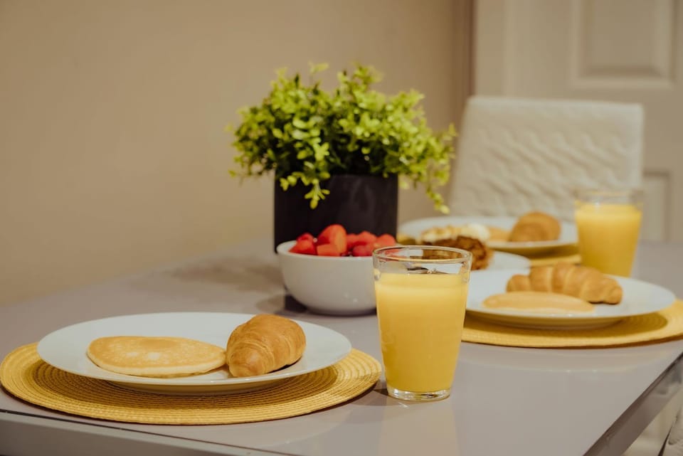 Food and drinks, Dining area, Food, Breakfast