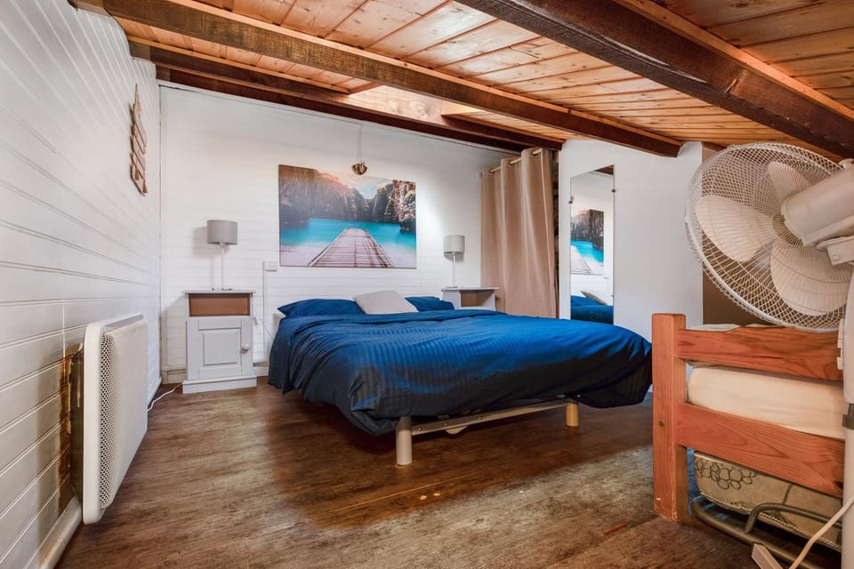 Photo of the whole room, Bedroom