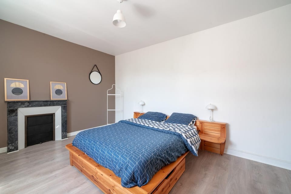 Photo of the whole room, Bedroom