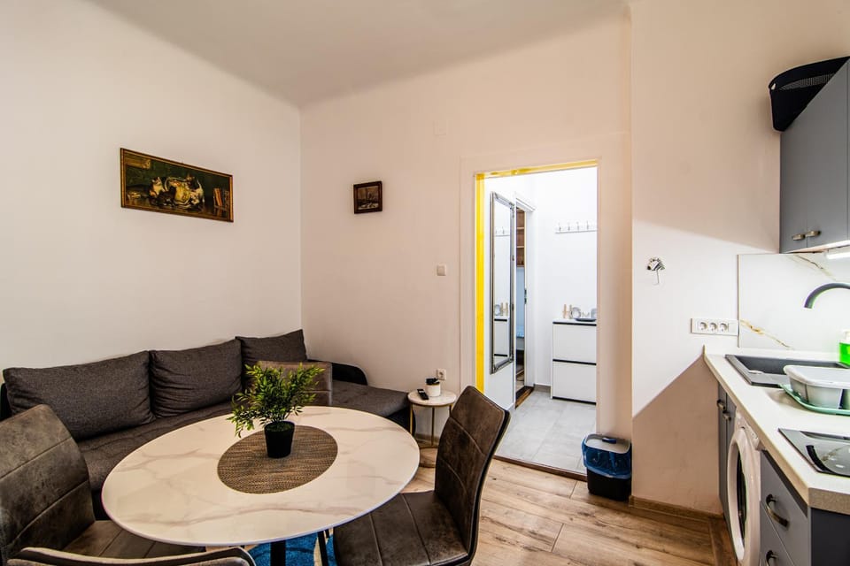 Kitchen or kitchenette, Seating area, Dining area, kitchen