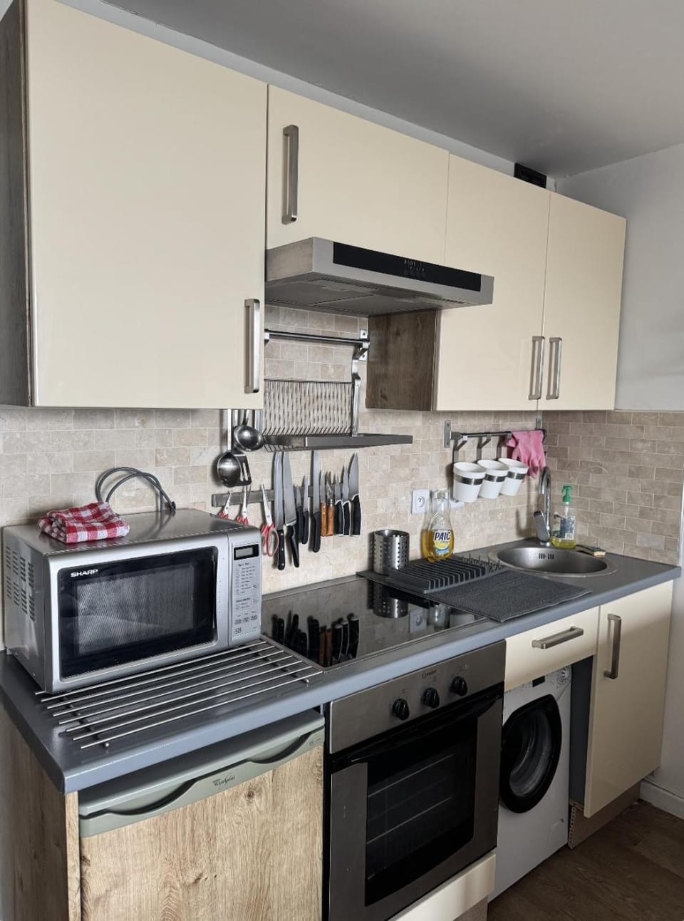 Kitchen or kitchenette, minibar, stove, toaster
