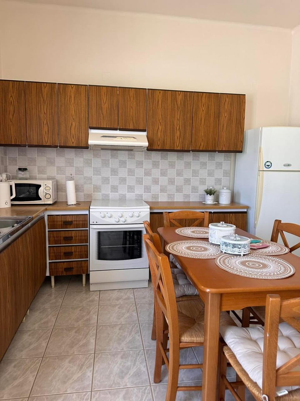 Kitchen or kitchenette, Dining area