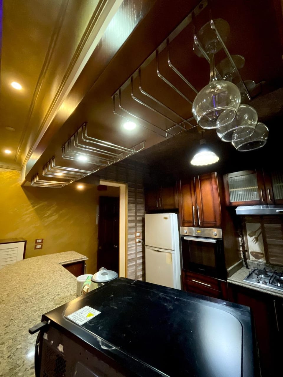 Kitchen or kitchenette, minibar, oven, stove