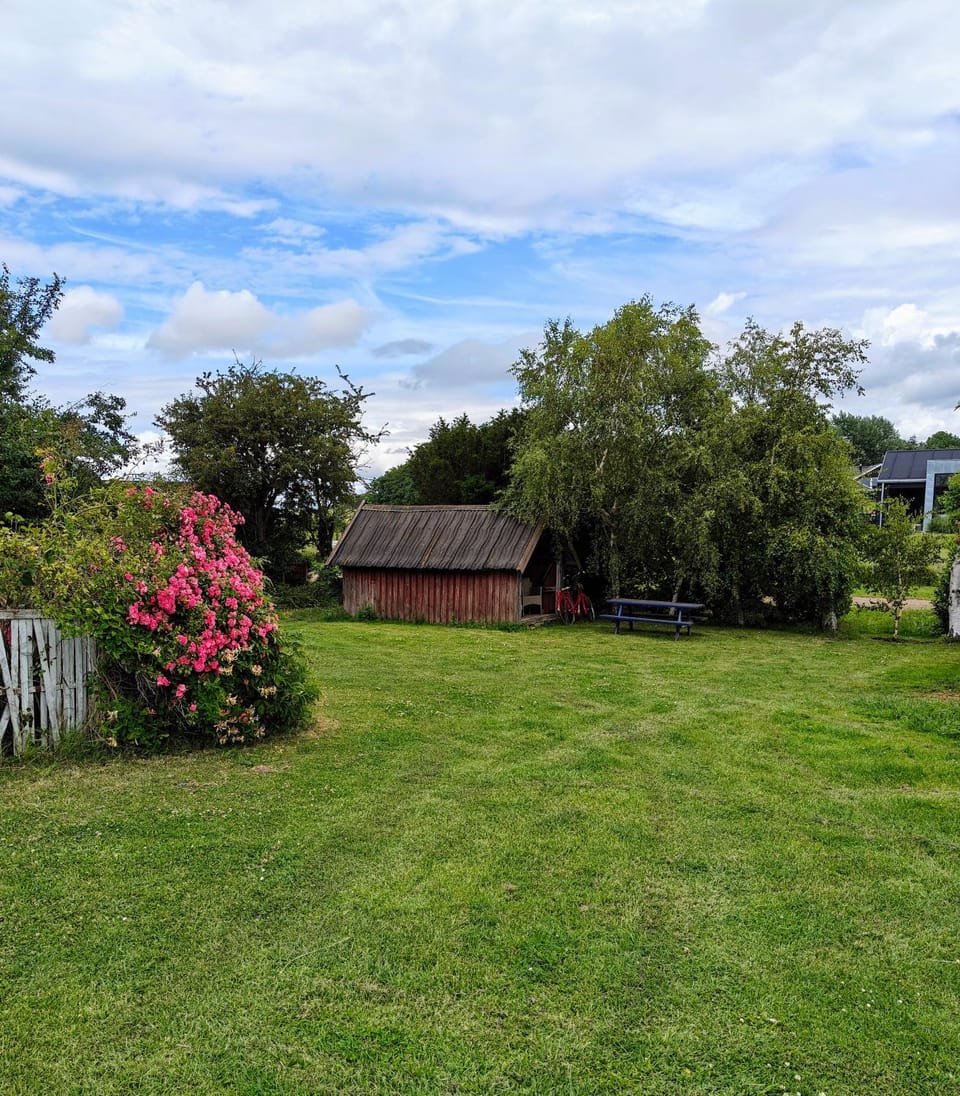 Charmerende Norsk Bjælkehytte med fibernet House in Zealand