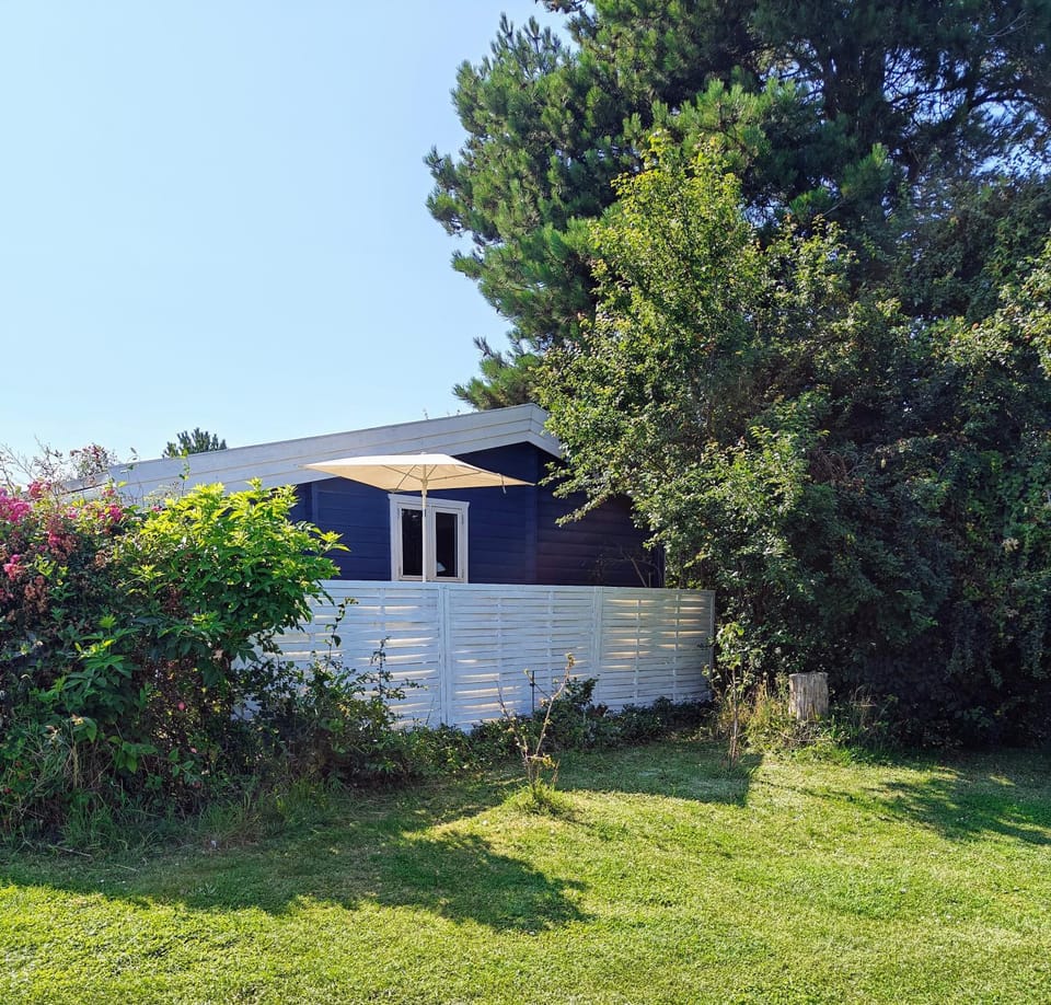 Charmerende Norsk Bjælkehytte med fibernet House in Zealand