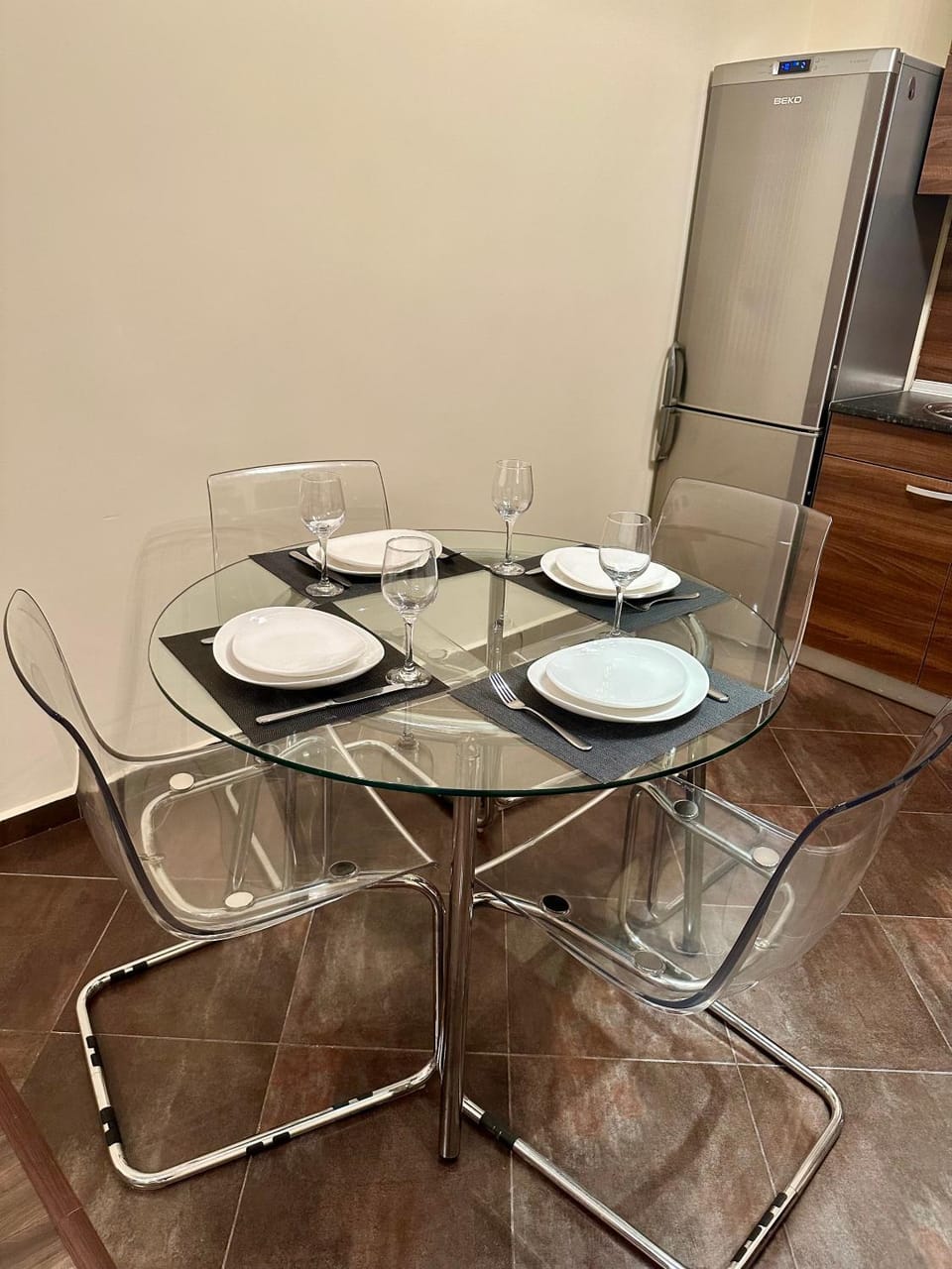 Kitchen or kitchenette, Dining area