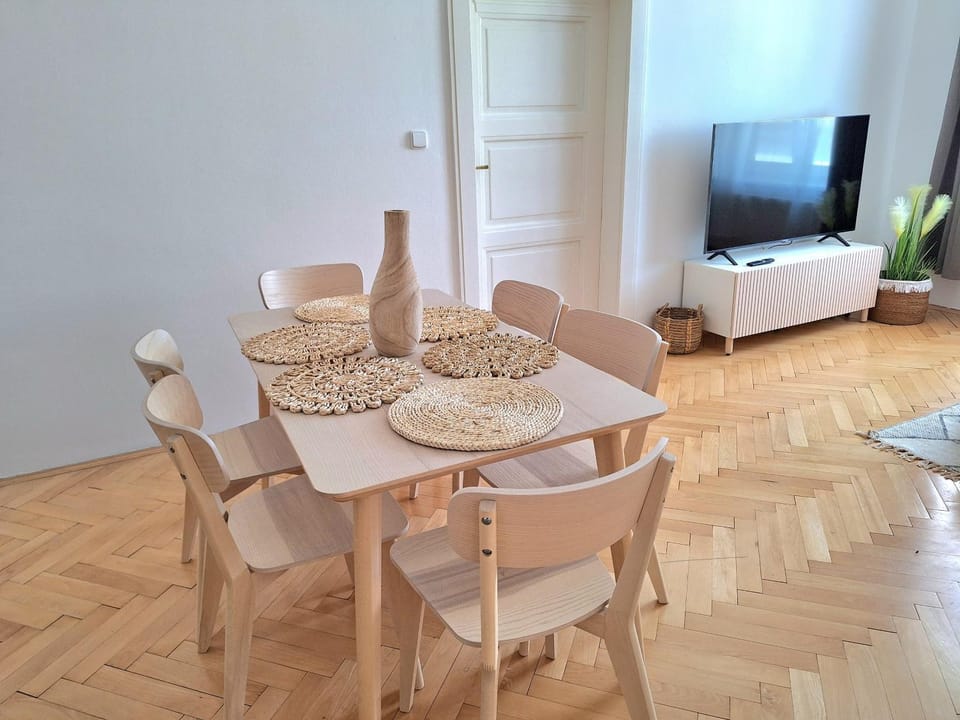TV and multimedia, Living room, Dining area