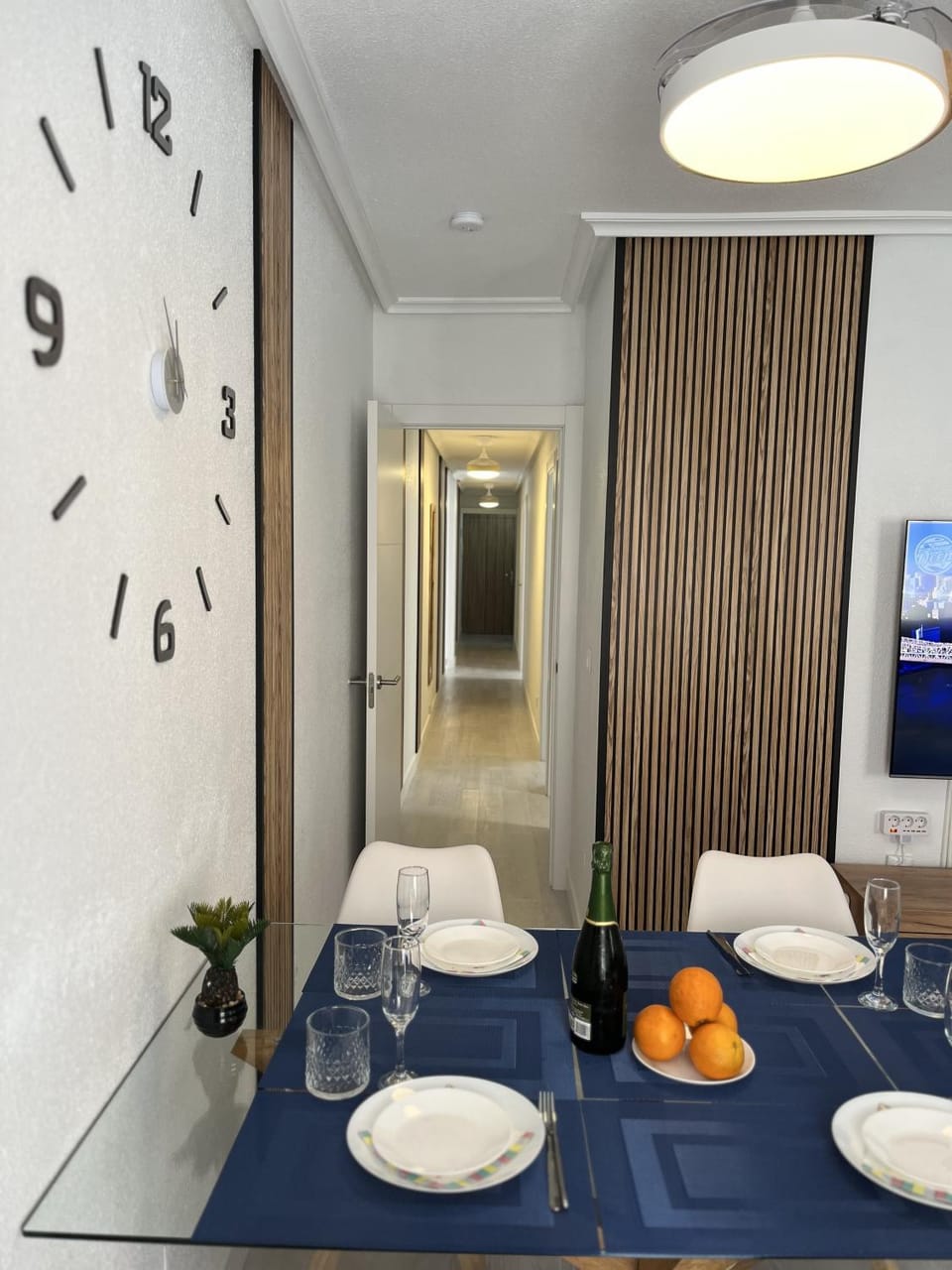 Living room, Food and drinks, Seating area, Dining area, Food