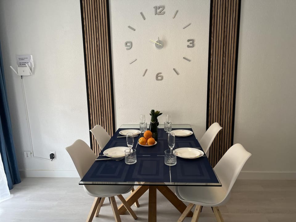 Living room, Food and drinks, Seating area, Dining area, Food