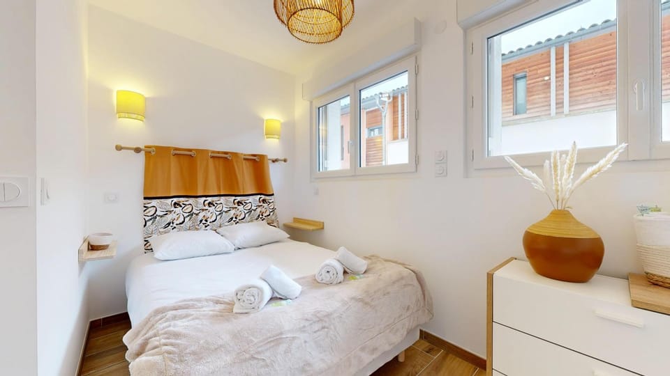 Bed, Photo of the whole room, Bedroom, towels
