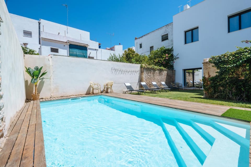 Swimming pool, sunbed