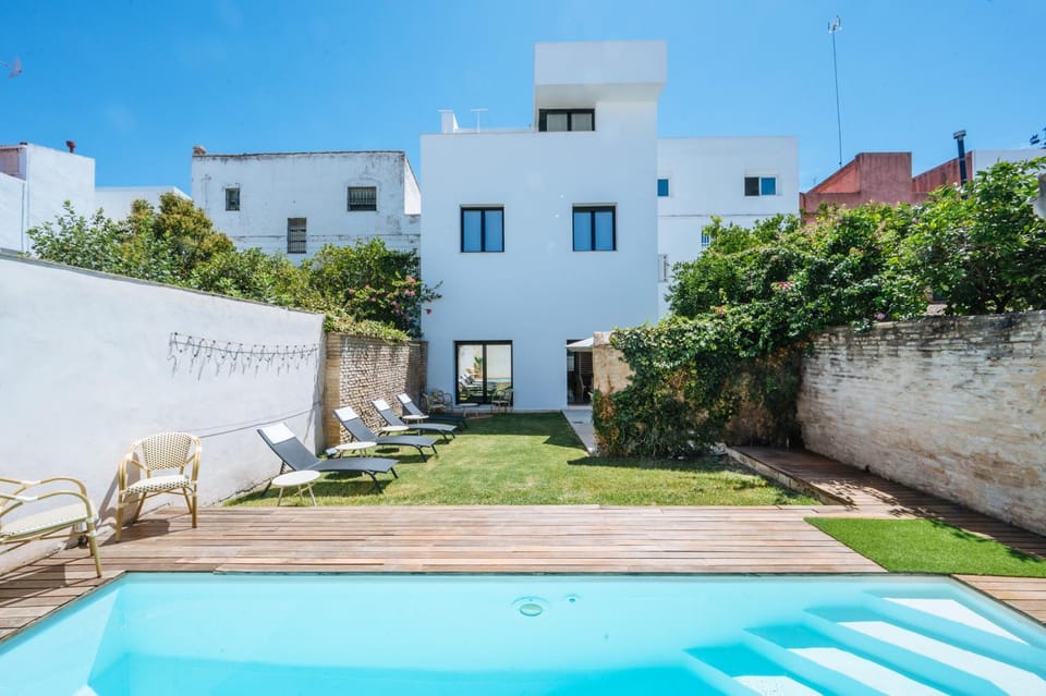 Patio, Garden view, Pool view, Swimming pool, sunbed