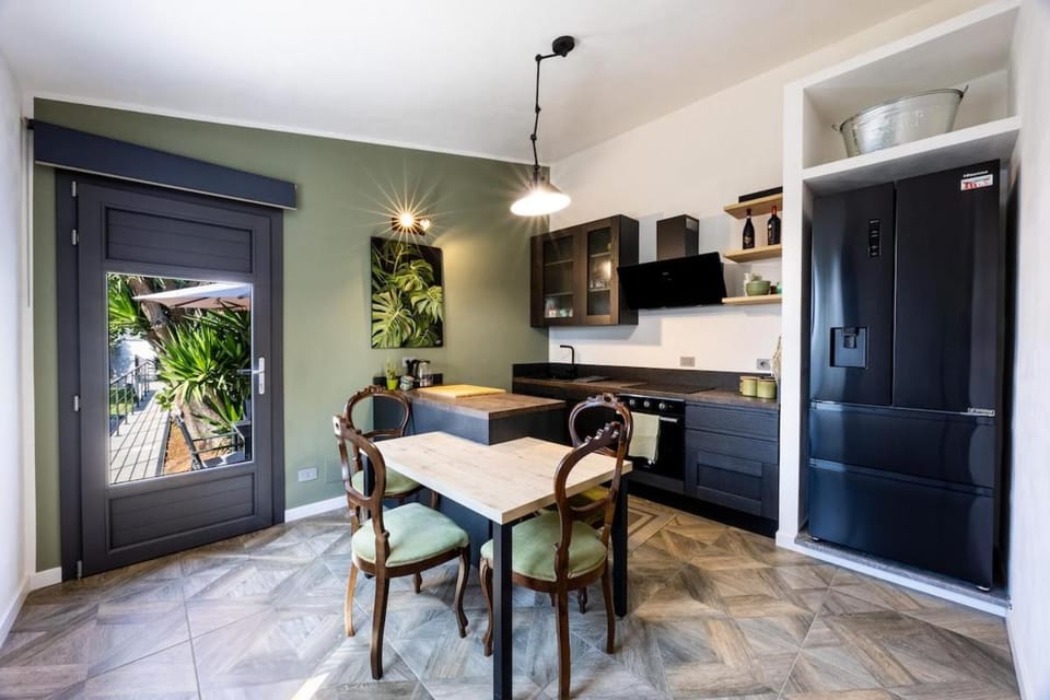 Kitchen or kitchenette, Dining area, oven