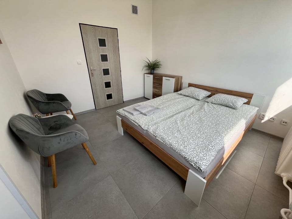 Bed, Seating area, Bedroom