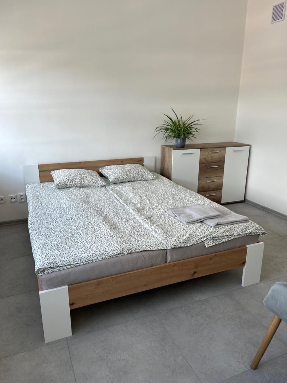 Bed, Bedroom, towels