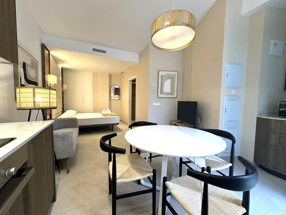 Bed, TV and multimedia, Kitchen or kitchenette, Dining area, Bedroom