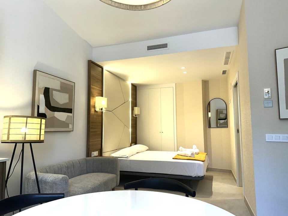 Bed, TV and multimedia, Photo of the whole room, towels