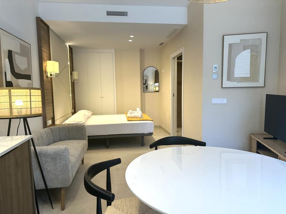 Bed, TV and multimedia, Photo of the whole room, Dining area, Bedroom