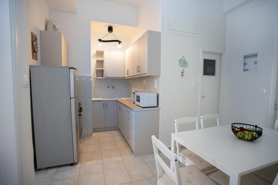 Kitchen or kitchenette, Food and drinks, Dining area, dishwasher, oven, toaster