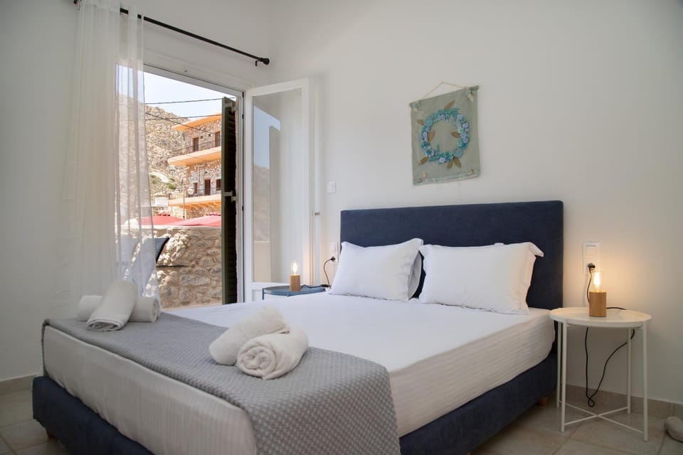 Bed, Photo of the whole room, Decorative detail, Bedroom, towels
