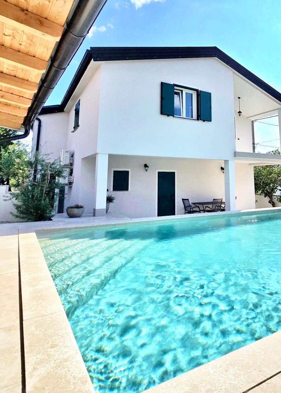 Property building, Day, Pool view, Swimming pool, sunbed