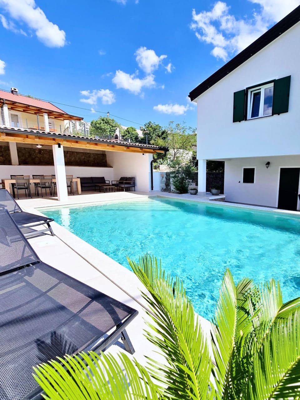 Property building, Patio, Day, Pool view, Swimming pool, sunbed