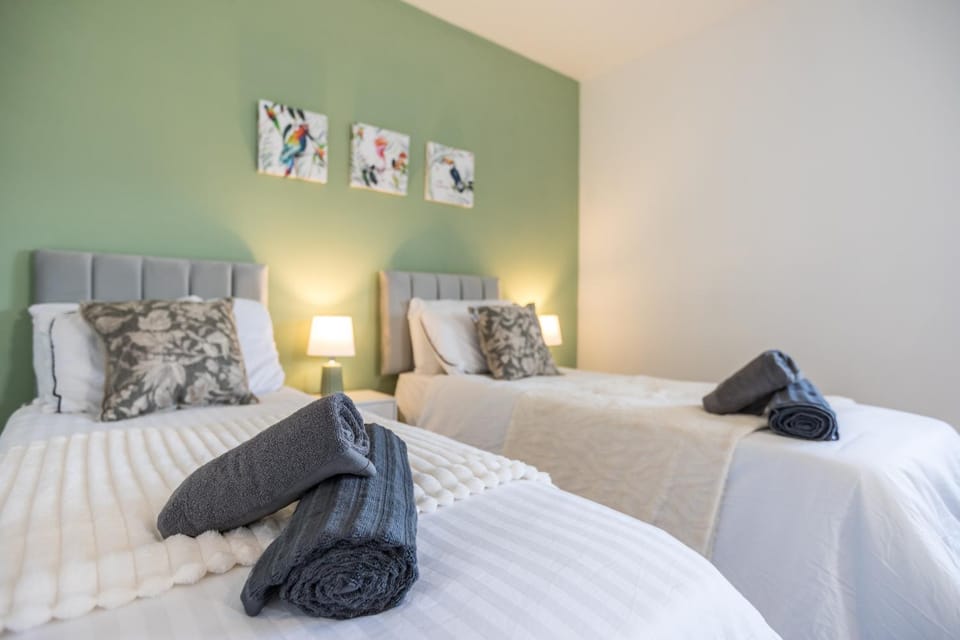 Bed, Bedroom, towels