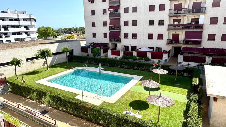Property building, Day, Pool view, Swimming pool