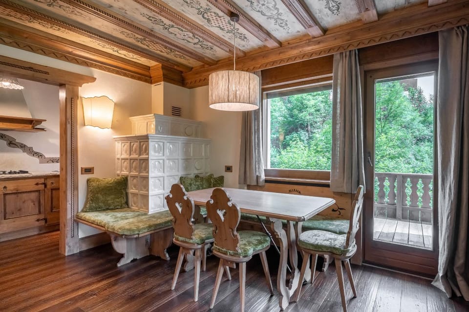 Seating area, Dining area