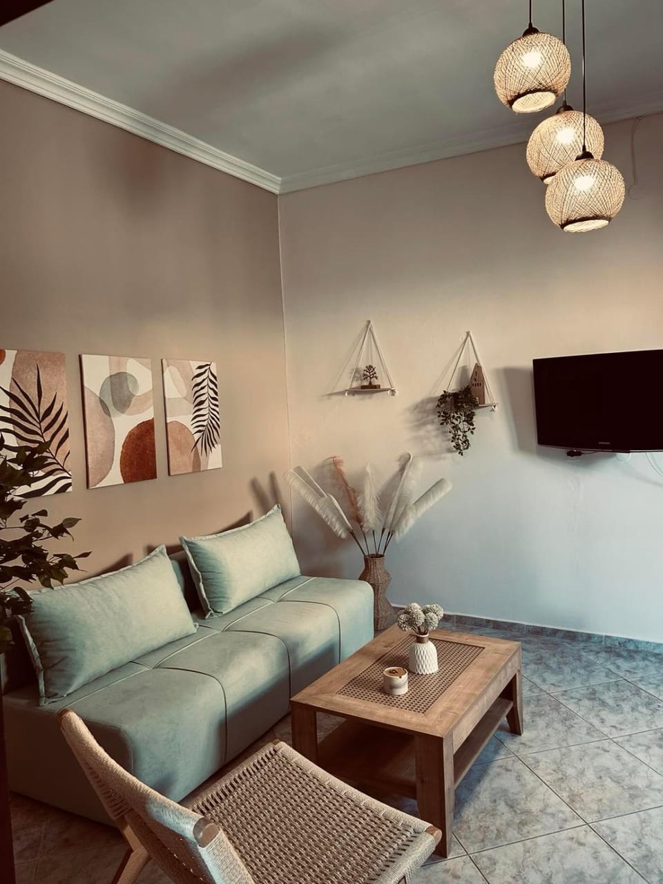 TV and multimedia, Living room, Seating area, Bedroom