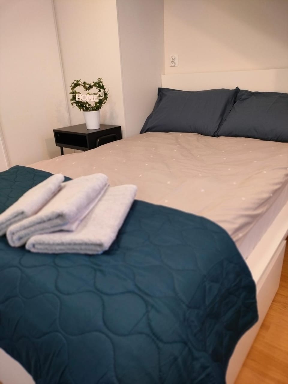 Bed, Photo of the whole room, Bedroom, towels