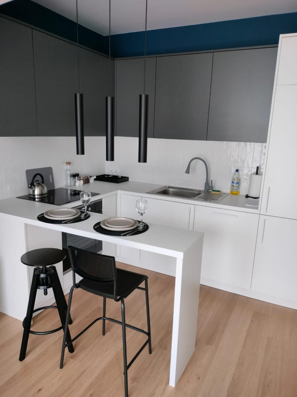 Coffee/tea facilities, Kitchen or kitchenette, Dining area, stove