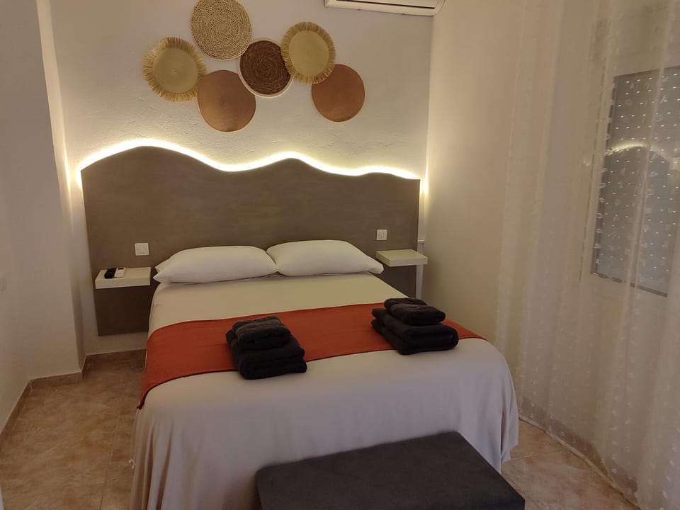 Bed, TV and multimedia, Bedroom, heating, towels, wardrobe, air conditioner