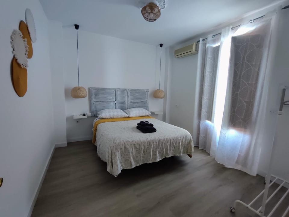 Bed, TV and multimedia, Photo of the whole room, Bedroom, Street view, heating, towels, air conditioner