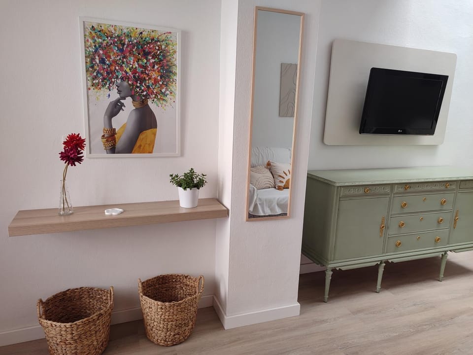 TV and multimedia, Living room, Lobby or reception, Seating area, heating, air conditioner