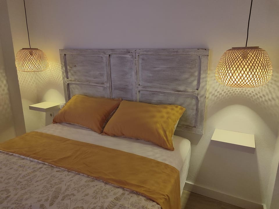 Bed, TV and multimedia, Photo of the whole room, Bedroom, Street view, heating, towels, air conditioner