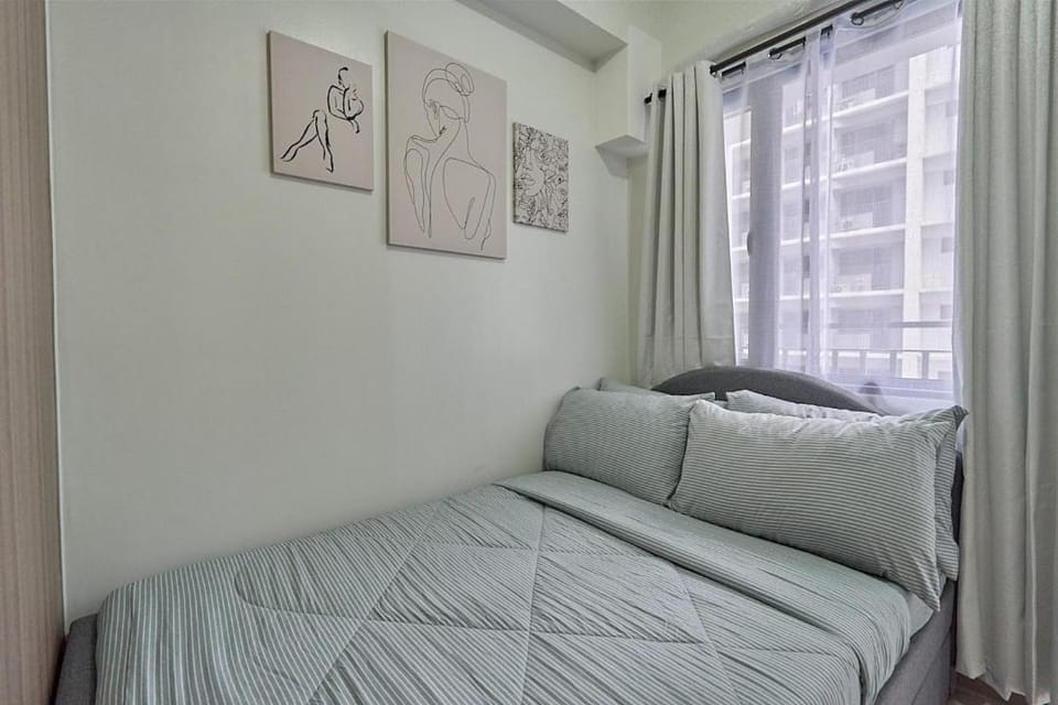 MOA Shorescape City Life with WiFi Apartment in Pasay