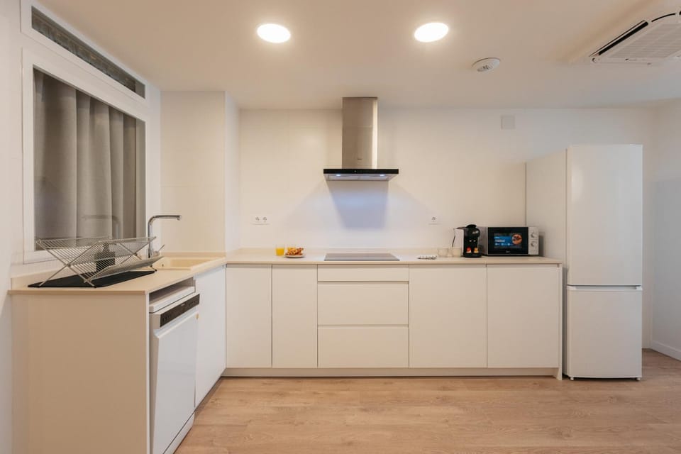 Kitchen or kitchenette, dishwasher, stove