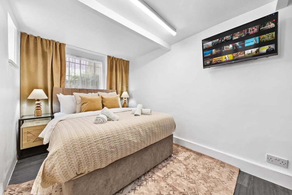 Bed, TV and multimedia, Photo of the whole room, Bedroom